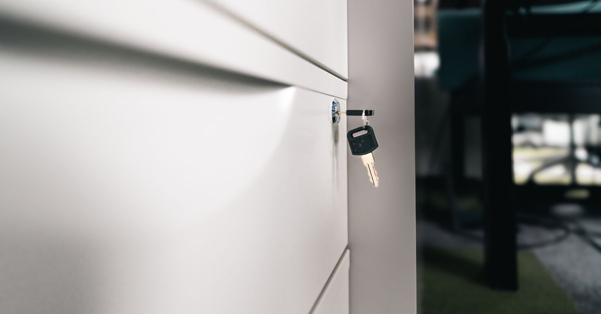 front door lock key — מנעולן בגבעתיים
